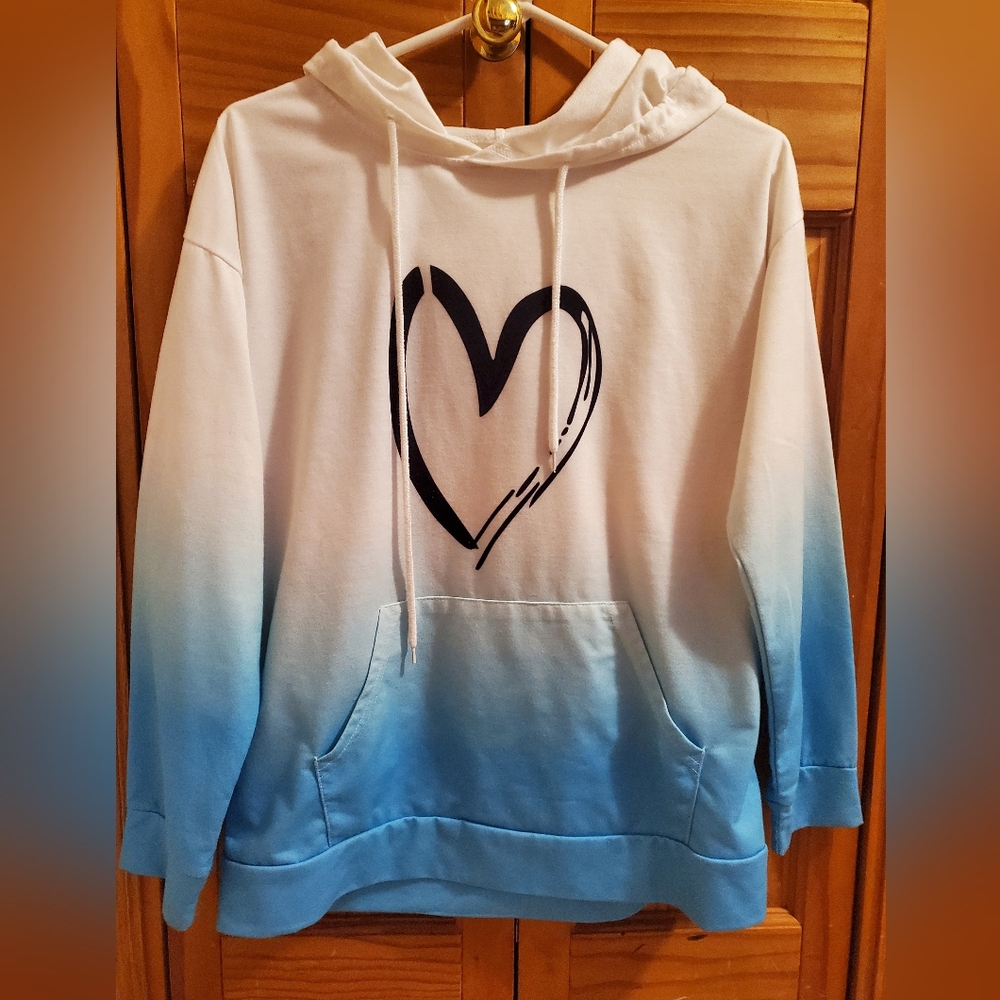 🌻 3/$20 Deal!! Blue and White Heart Hoodie